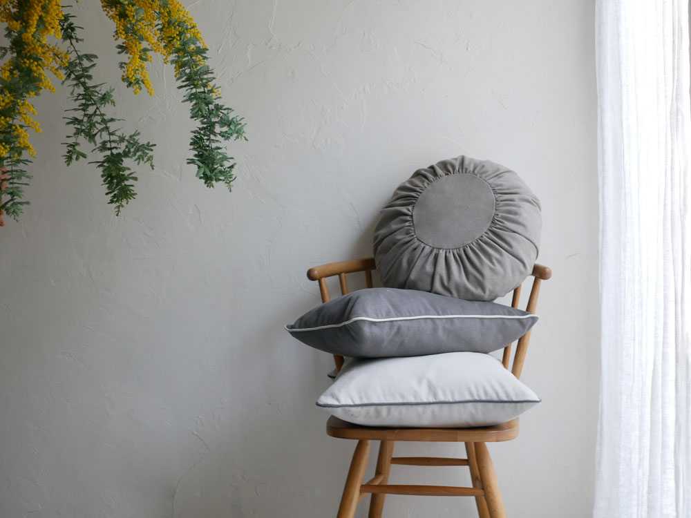 椅子に置かれた【Comore Sun】キャンバスクッション