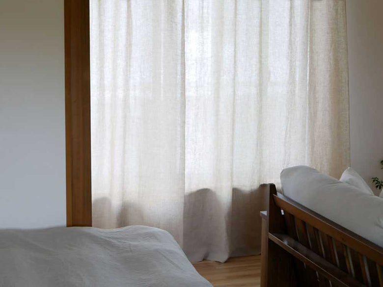 ナツソビクの麻100％リネンカーテン2枚組が木製家具と調和した室内