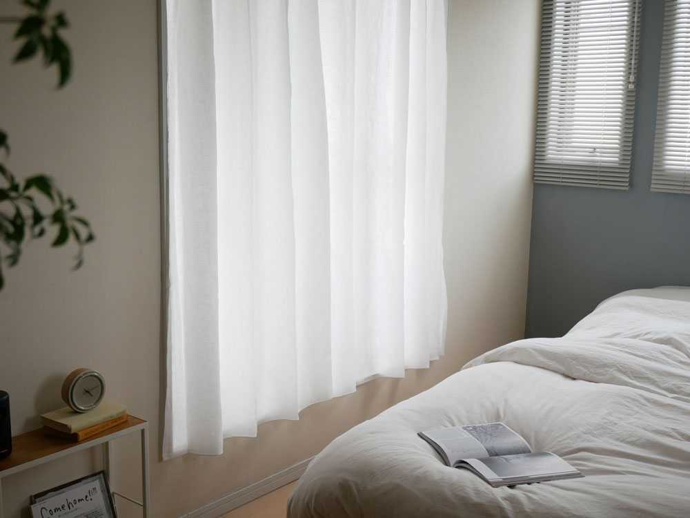麻100%リネンカーテンが窓に掛かった寝室