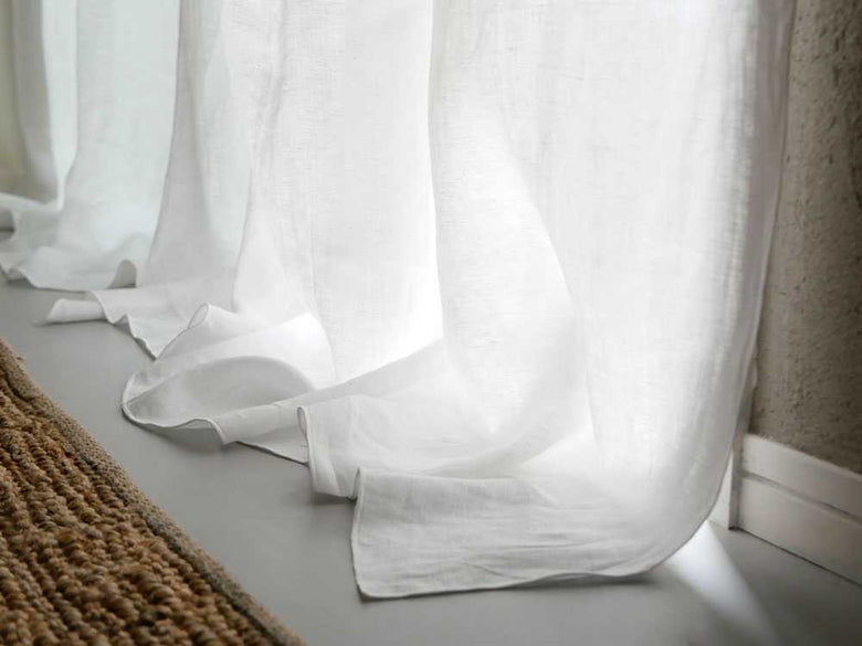 薄くて軽い麻のグレーとシルバーのレースカーテン2枚組