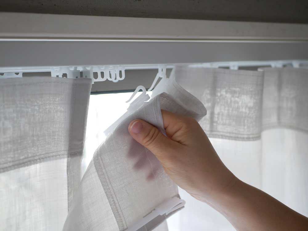 窓に掛かったグレー麻のレースカーテン2枚組