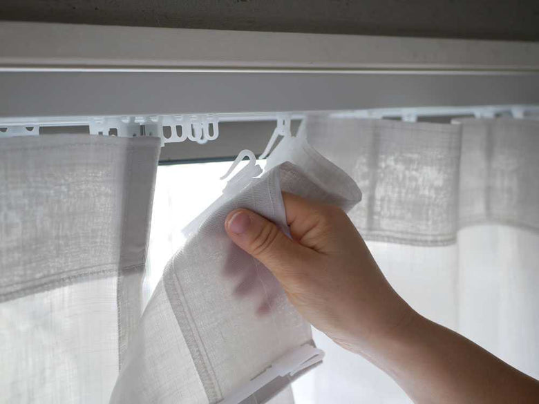 窓に掛かったグレー麻のレースカーテン2枚組