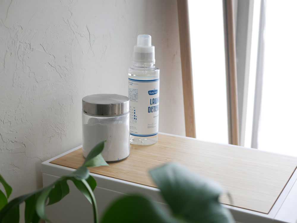 プラスチック製のスキンケアコスメボトル