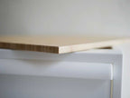 竹の天板がクローゼットシステムに設置されている