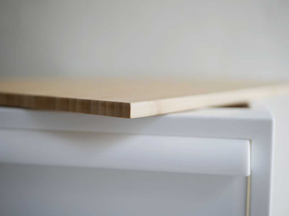 竹の天板がクローゼットシステムに設置されている