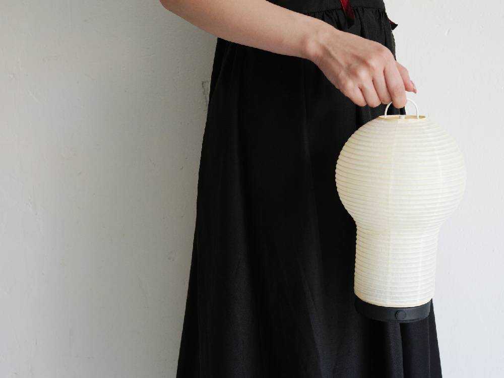 和紙とスチールのポータブルランプ