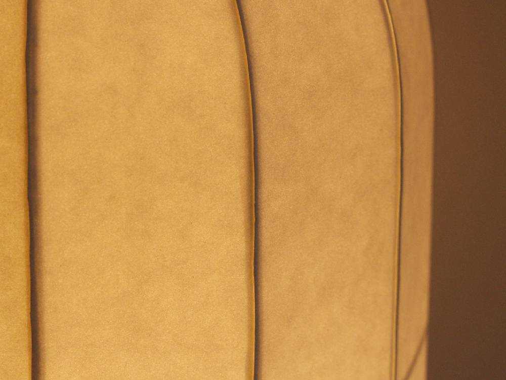 黄色、茶色、オレンジのディクラッセオーエイチテーブルランプ