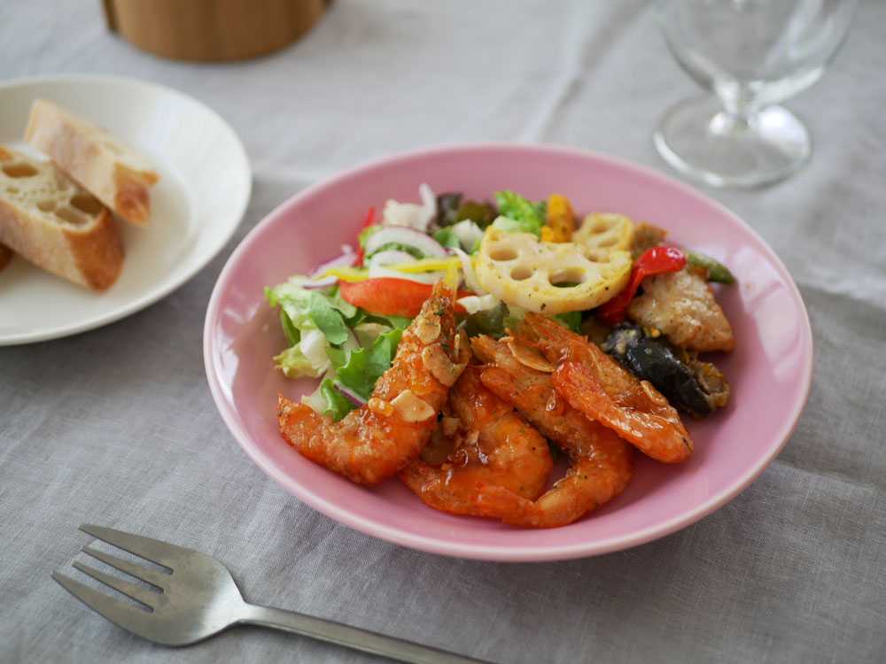 イッタラティーマプレートに海老と野菜が盛られた食卓