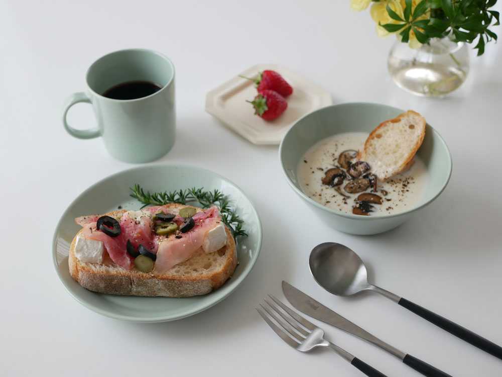 イッタラ ティーマ ボウルに盛られた朝食のテーブル