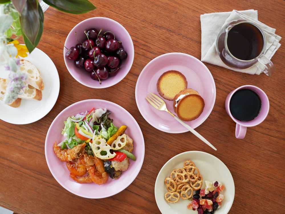 iittalaのティーママグと朝食が並ぶテーブル