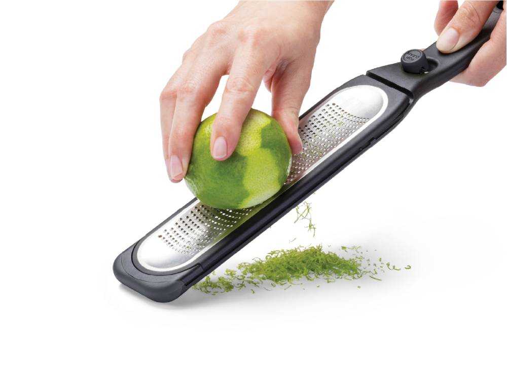 Dreamfarm×Sioグレーターを使用して野菜をすりおろしている