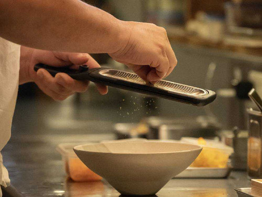 Dreamfarm×Sioのグレーターと食材を使用した調理風景