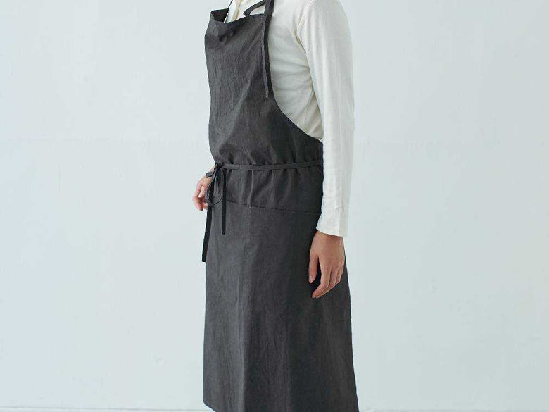 【SUNNY LOCATION】チムニーエプロンを着用したシェフ