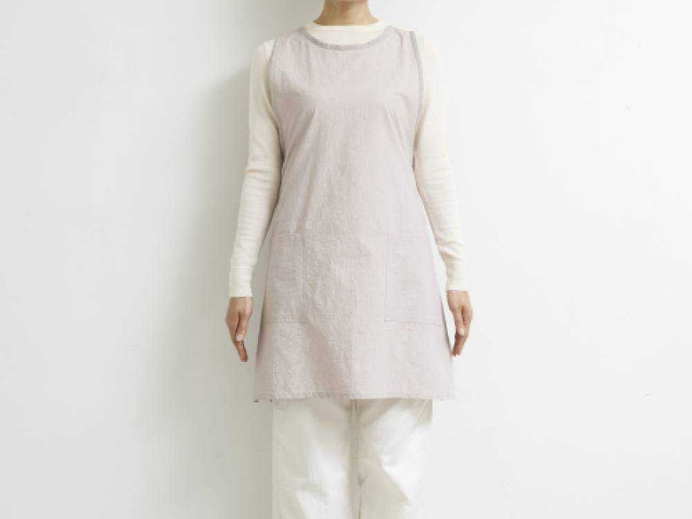 【SUNNY LOCATION】の袖付き白ビブエプロン