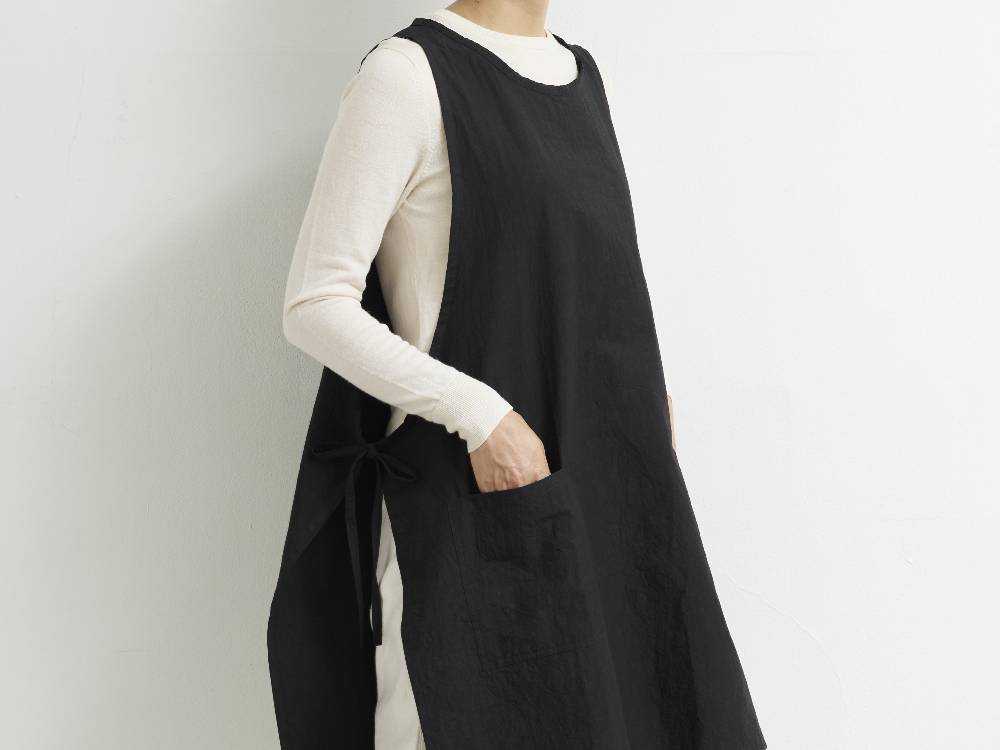 SUNNY LOCATIONの黒色ビブエプロン、ポケット付き