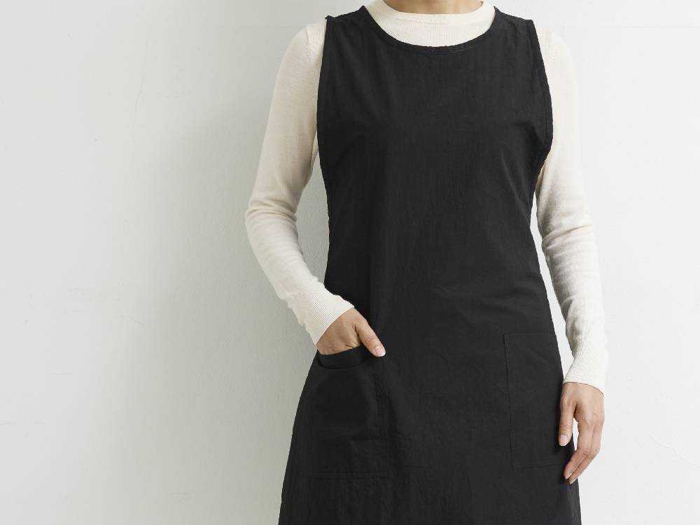 袖とポケットが特徴の【SUNNY LOCATION】ビブエプロン