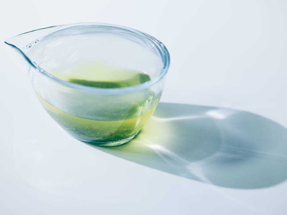 緑茶が注がれた五感で味わう急須