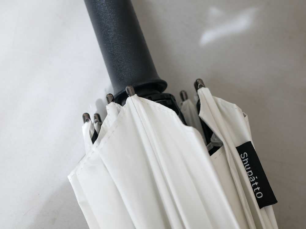 ベルトなしのマーナ灰色日傘と銀色骨