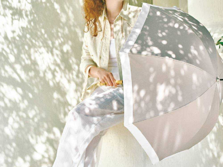 ビコーズのバイカラーPU傘を持つ女性モデル