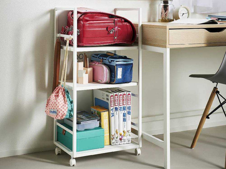 タワー型目隠しワゴンと収納棚が配置された部屋