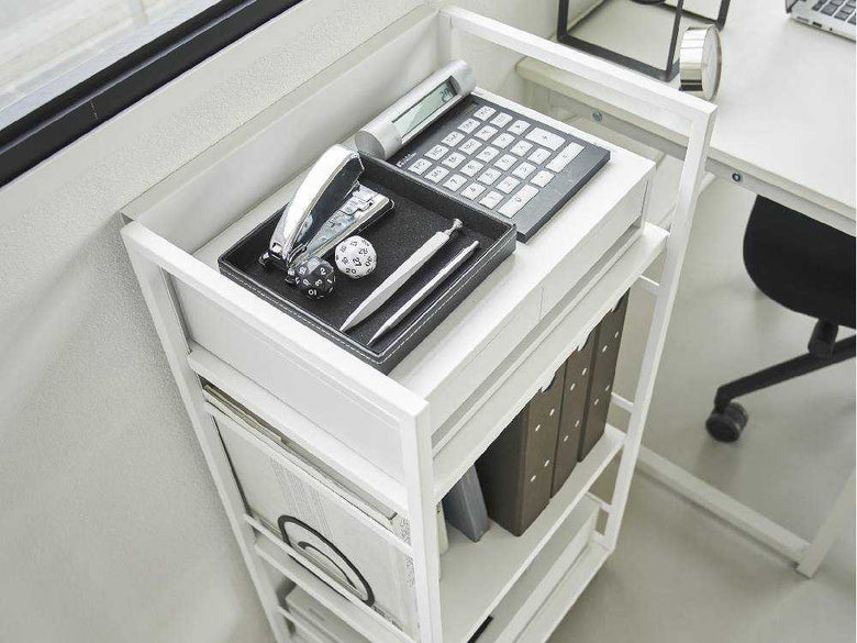 灰色のスチール製目隠しワゴン、棚と引き出し付き