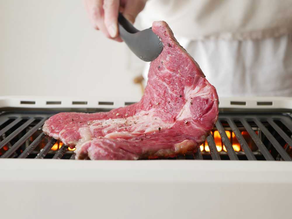 超少煙グリルで焼かれる牛肉と豚肉のバーベキュー