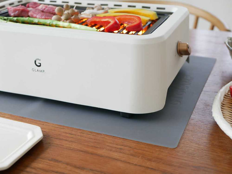 野菜と料理がトレーとカッティングボードに盛られた様子