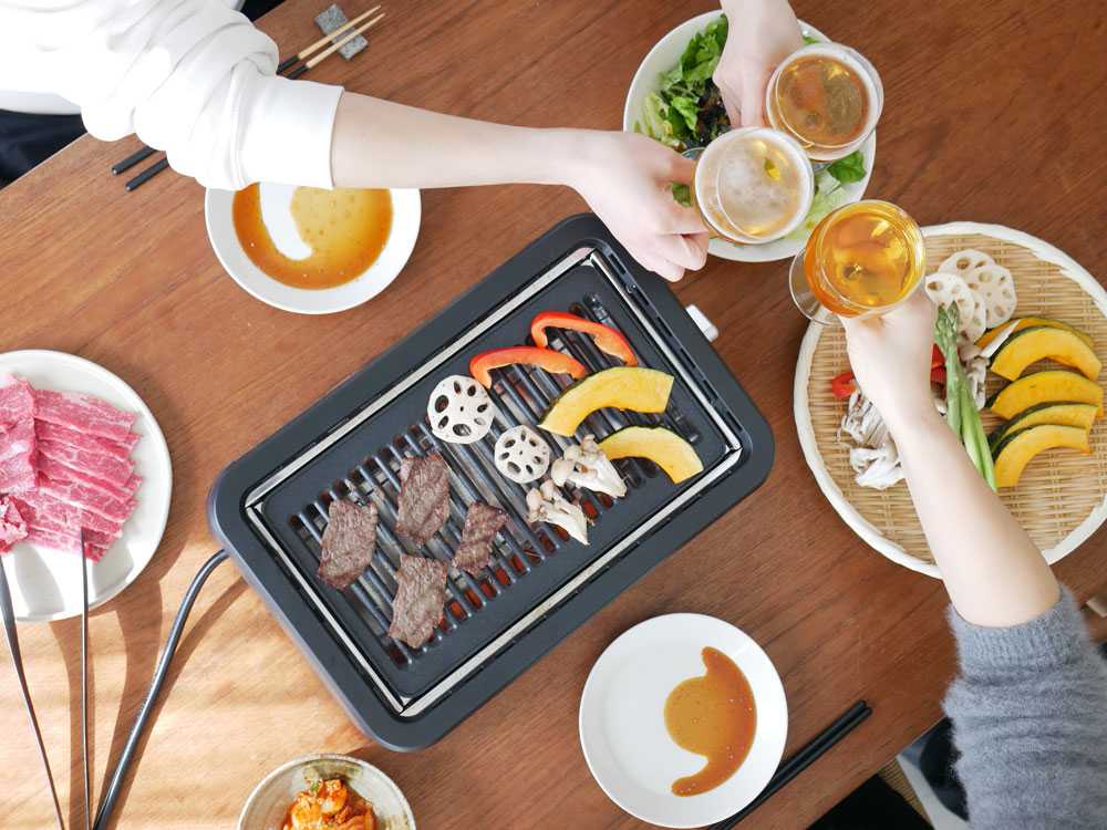 グランプ超少煙グリルで焼かれた肉と野菜