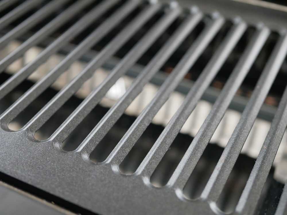 GLAMPの遠赤外線超少煙アウトドアグリル本体と付属品