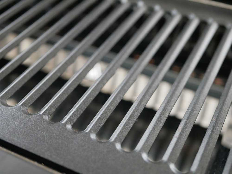 GLAMPの遠赤外線超少煙アウトドアグリル本体と付属品