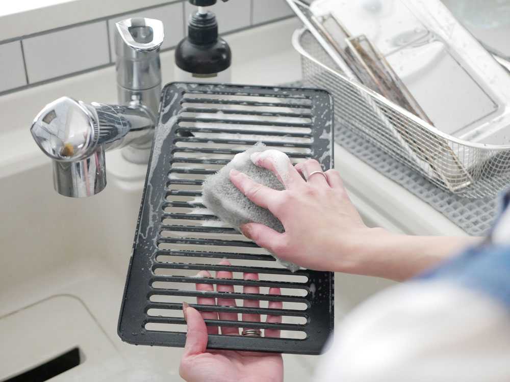 銀色のキッチンシンクと蛇口が配置された台所設備