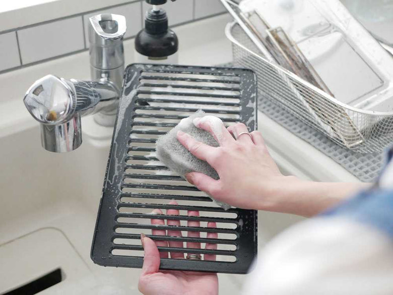 銀色のキッチンシンクと蛇口が配置された台所設備