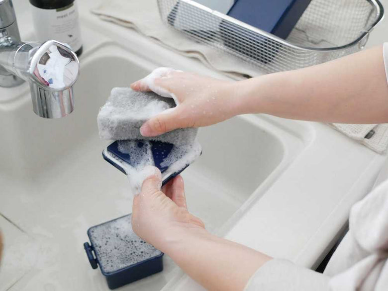 家庭用クリーナー、スポンジ、タオルなどの用品