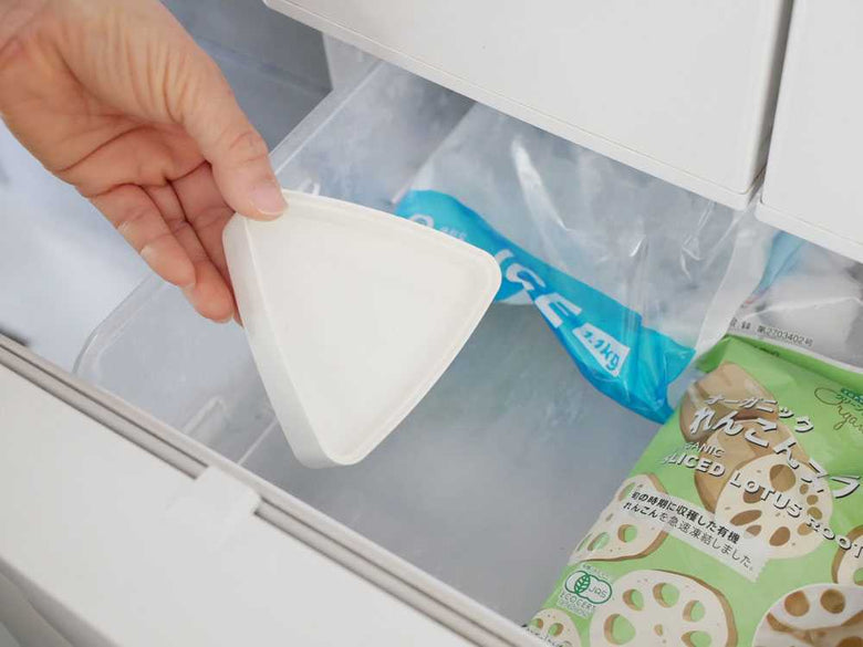 蓋が保冷剤のジェルクール トライアングルランチボックス