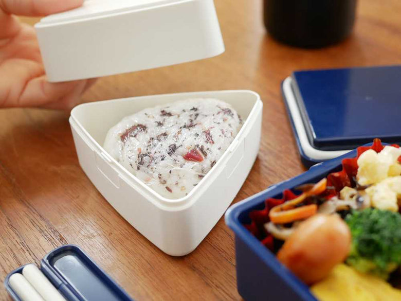 蓋が保冷剤のジェルクールトライアングルランチボックス