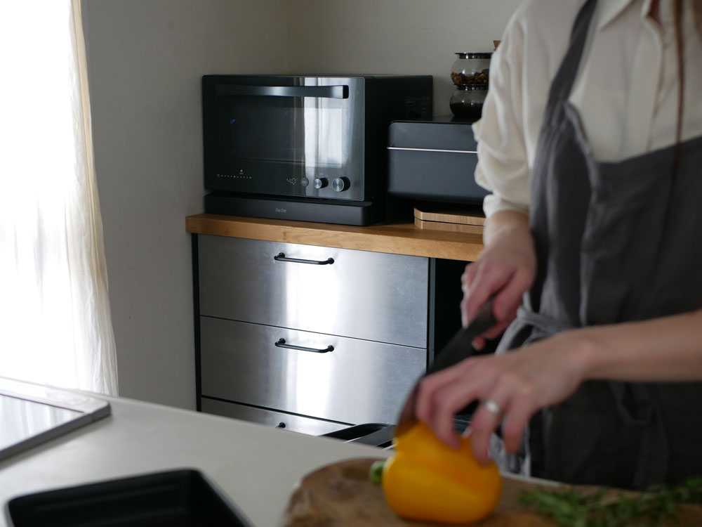 白色のRe・Deリ・デオーブンレンジ20Lがキッチンカウンターに設置されている