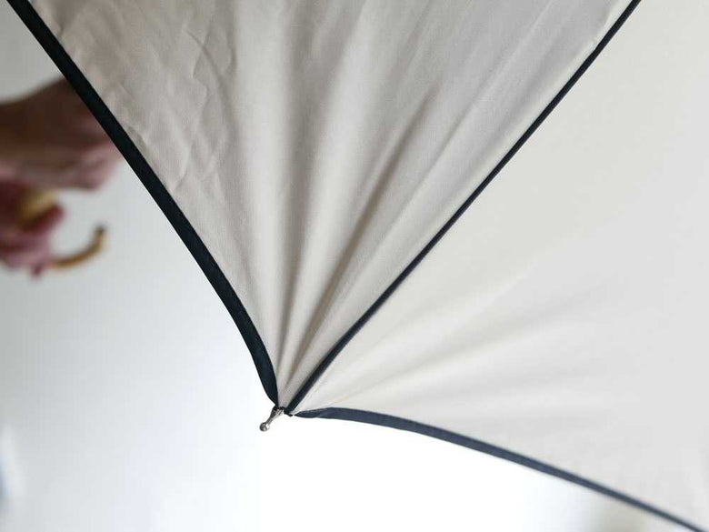 ビコーズ遮光率100%晴雨兼用傘が風に揺れる