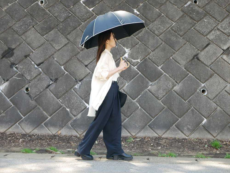 ビコーズの黒い晴雨兼用傘とハンドバッグ
