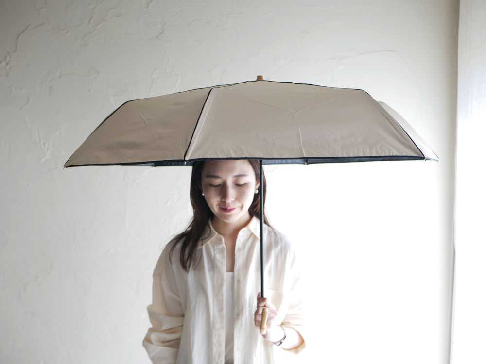 ビコーズの遮光率100%晴雨兼用傘を持つモデル