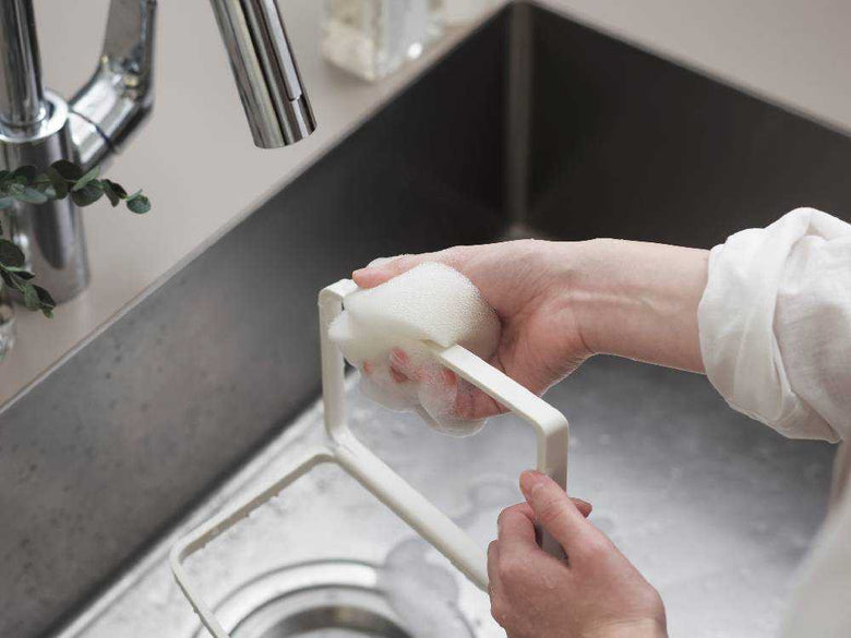 大きく開いて収納可能なポリ袋ホルダー