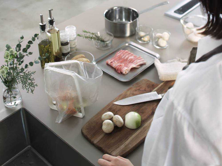 大きく開いてコンパクトに収納可能なポリ袋ホルダー