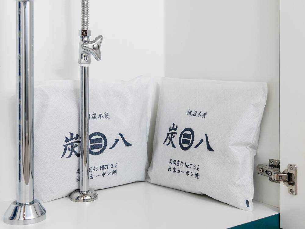 調湿木炭 炭八の小袋と3Lサイズパッケージ