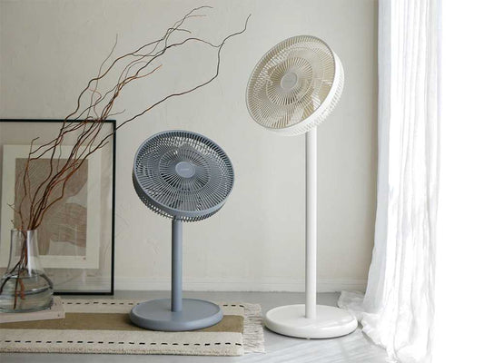 スマートエアDCサーキュレーターファンと花鉢が置かれたリビング空間