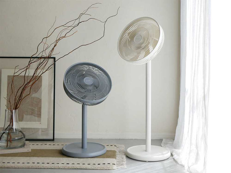 スマートエアDCサーキュレーターファンと花鉢が置かれたリビング空間