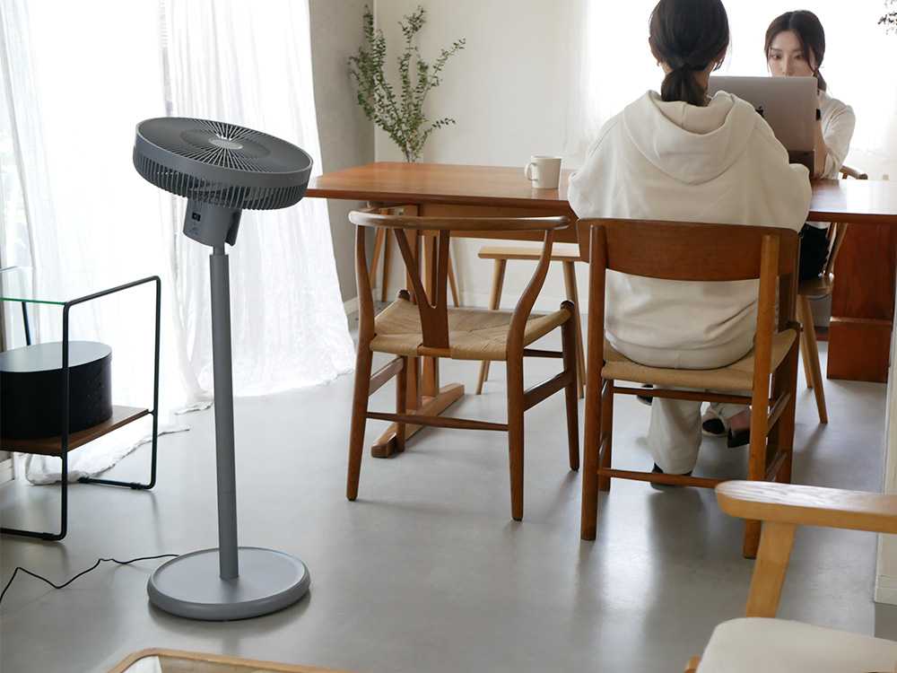 木製テーブルとチェアが整ったリビング空間