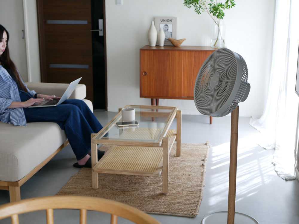 リビングに置かれたDCリビングサーキュレーターファン SMARTAIR DC