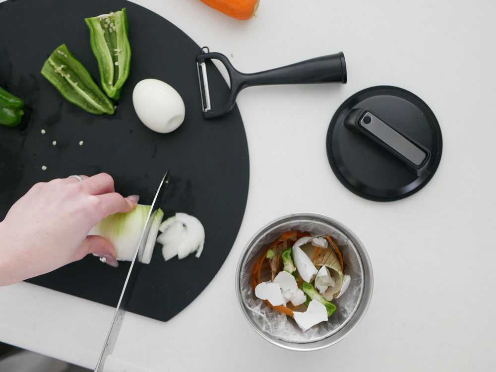 ステンレス製密閉生ゴミキャニスターとキッチン用品