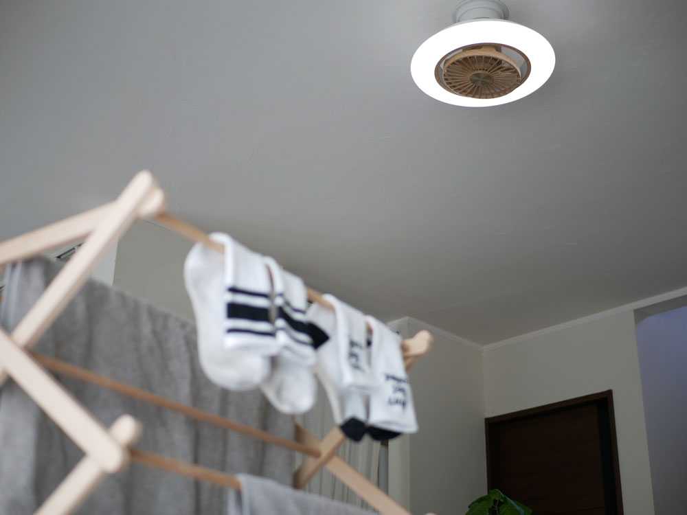 シルバーとニッケル仕上げの天井用シーリングライト