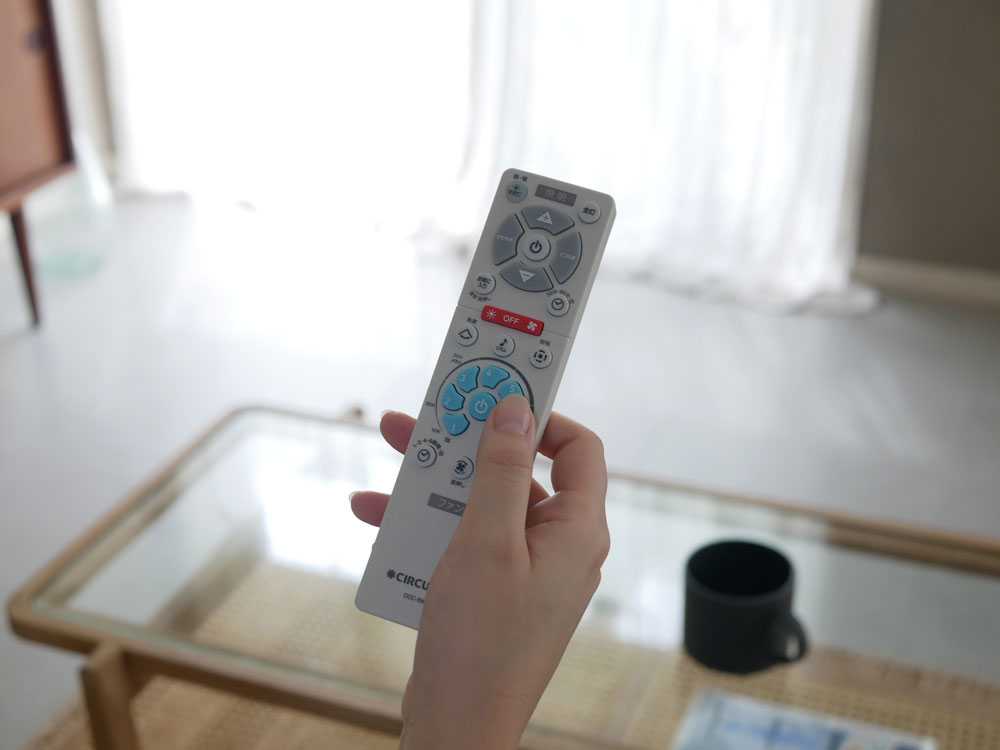 サーキュライトシーリングファンと付属リモコン