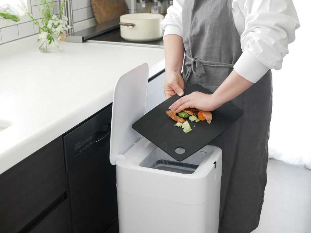 キッチンに置かれた完全自動ゴミ箱